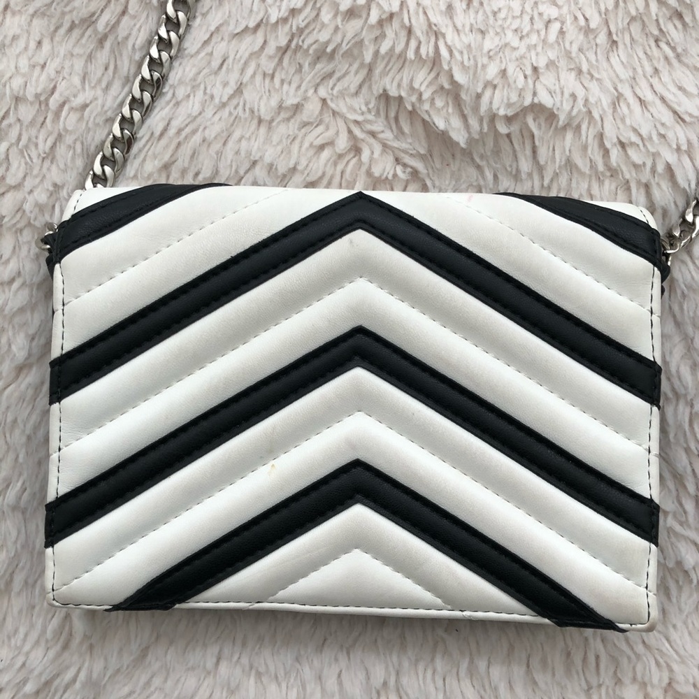 Express Quilted small Shoulder Bag - Picture 4 of 4